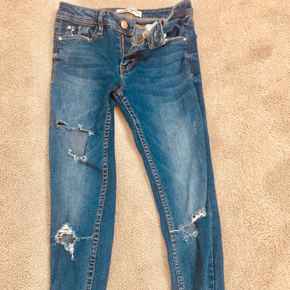 Almost Famous Ripped Jeans - Picture 5 of 7
